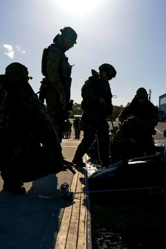 Army JTG 629.3 combat engineers run amphibious drills at Gladstone's marina. Photo: Pte Ryahn Rahme