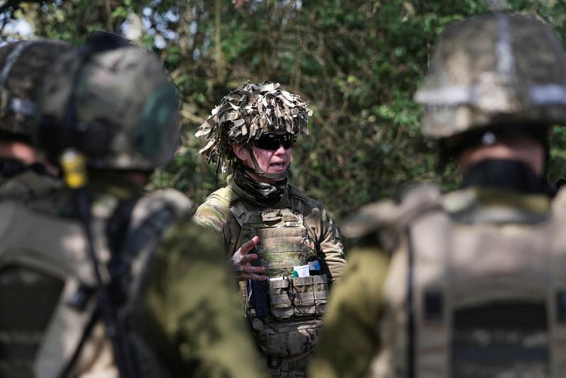 An Australian Army soldier delivers serial briefs to Armed Forces of Ukraine personnel during the platoon and company sergeants' battle course on Operation KUDU 26.